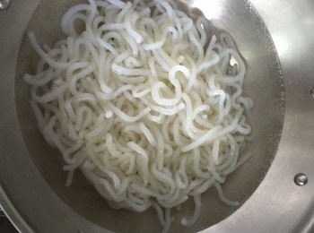 step2: 蒟蒻雪麵放入熱水中川燙1分鐘後瀝乾備用。