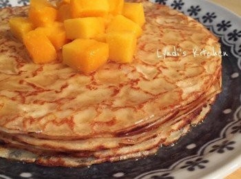 step2: 小平底鍋小火加熱，均勻塗上奶油後加入適量麵糊，立刻用手腕旋轉一下鍋子讓麵糊均勻散開，等到邊緣有點焦脆時翻面，再煎個秒左右即可起鍋