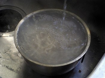 step2: 將拉麵煮好沖冷水後瀝乾備用(我是在傳統市場買的台式拉麵條)很Q彈^^