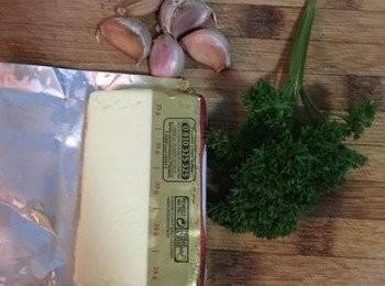 step1: 無鹽奶油放在室溫到略微軟化（不是溶成油狀喔）， 巴西里葉和蒜頭用可飲用水洗淨後瀝乾或擦乾。
