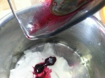 step16: 再取其中一份糯米粉糰慢愎加入紅菜頭汁拌勻搓成紅色粉糰(如果加得太多汁就加回少許糯米粉即可)