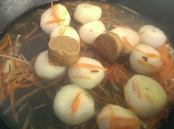 step2: 胡蔔先下鍋炒再加入茡薺加水煮約8分鐘後放入二顆牛頭牌咖哩塊拌炒至濃稠