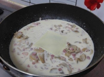 step4: 放入一片芝士煮至融化