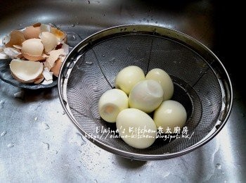 step5: 期間將雞蛋放入水中用中火煮15分鐘至熟透 , 盛起用水沖洗至涼 , 再去殼備用