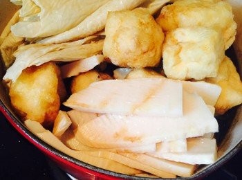 step3: 最後加入喜愛配料如豆卜、已浸軟的枝竹及切片竹筍再炆30分鐘即可。