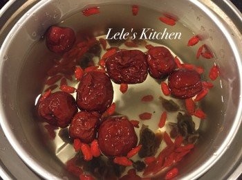 step1: 將<span class="group_1">食材</span>大致沖洗一下，接著放入電鍋中，
內鍋加入約1200ml的水，外鍋一杯水按下開關。