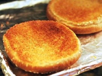 step9: 漢堡麵包剖半，切面朝上，以小烤箱上火烤3~5分鐘至上色（或以平底鍋乾鍋烘烤）