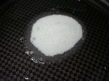 step7: 用平底鑊落菜油煮溶砂糖