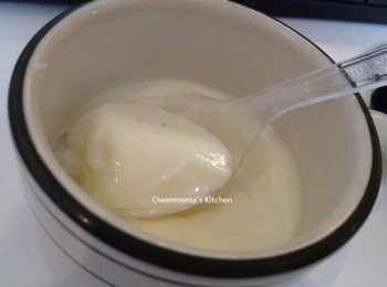 step2: 2) 蛋液過篩兩次, 倒入杯內, 蓋上杯蓋或用微波爐保鮮紙蓋好, 中火蒸約13分鐘至蛋白凝固便完成.