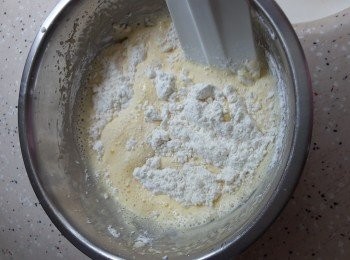 step4: 加入已過篩的粉類,轉用膠刮,以切拌法攪勻
