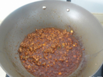 step4: 熱油鍋，油熱倒入調好的料汁燒開，再把豬肉末倒入翻炒出香味。