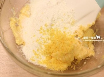 step4: 分2次倒入過篩的中筋麵粉、檸檬皮屑，以壓拌的方式混合成團。