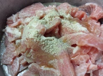 step2: 小蘿蔔用滾水煮5-8分鐘，盛起，備用。