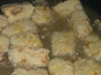 step2: 放入熱油鍋炸到外皮金黃