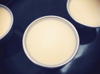 step7: 把牛奶蛋液過篩分別倒入剛剛的焦糖布丁杯中!!! 在烤盤上加水放進預熱150度烤箱烤約50分鐘即可!!!