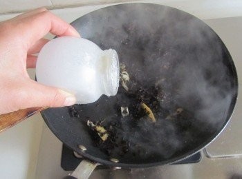 step10: 加入少許的鹽和糖等調味， 翻炒均勻；