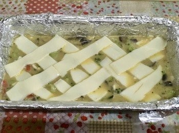 step3: 雞蛋加入牛奶打勻後，再放入所有材料及調味料(包括芝士碎)拌勻