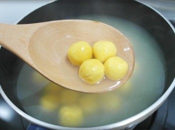 step6: 燒一鍋滾水後放入地瓜圓煮至浮起即可撈起^^