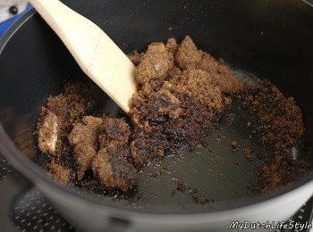 step3: 起熱鍋將奶油漸漸融化後，依序加入紅糖及肉桂粉輕攪拌至完全均勻。