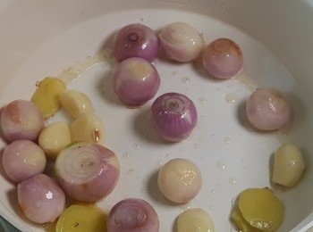 step2: 以HI溫度，加入少許油，預熱4分鐘，將薑片紅蔥頭蒜頭爆香。