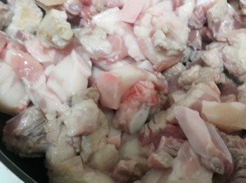 step1: 將五花肉切成適合大小,放入鍋中逼出油質,加入蒜末炒香