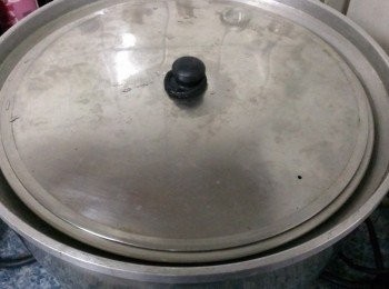 step4: 蓋上內鍋,內鍋放二杯水!!