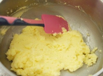 step1: 先用打蛋器打發牛油至軟身，下糖拌勻