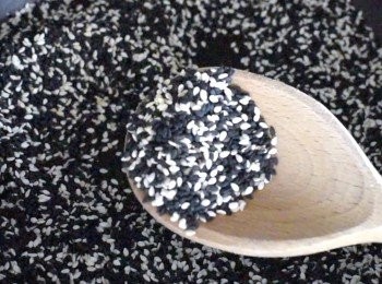 step2: 用水沖洗黑、白芝麻，瀝乾水份，然後放入鑊內(不用加油），用中小火炒芝麻至白芝麻變少許金黃色，待涼備用