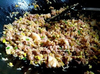 step13: 最後加入2/3份量的蔥粒拌勻 , 將材料盛起放上碟 , 再灑上餘下份量蔥粒即可