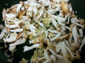 step4: 加入鴻喜菇~香菇拌至軟化~加一點鹽和黑胡椒粒調味~
