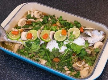 step4: 蒸魚完成後加上檸檬片和芫荽即成。