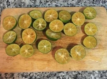 step2: 金桔橫向對切，並用刀尖將籽挑除。