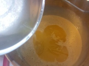 step3: 牛油隔水座溶後，加入混合物中，輕力拌勻。