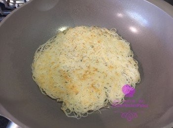 step4: 先煎米粉。中大火開鑊，落2-3湯匙油，放米粉分2-3份，平鋪在鑊煎香，約3-4分鐘米粉底變微金黃色變硬，反轉再煎令兩面都一樣金黃，上碟備用