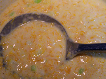 step5: 再加適量的清水和蔥花，鹽，胡椒粉，攪拌成稀糊。