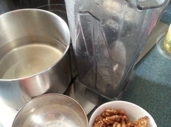 step6: 將已焗好的合桃加入已煮冰糖的糖水和粘米粉,用攪拌機攪成糊狀待用