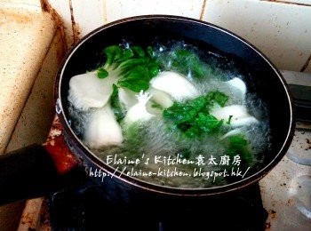 step4: 大白菜浸10分鐘後清洗乾淨 , 放入煲內加少許鹽拌勻用中火煮至菜軟身