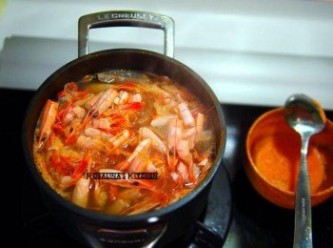 step2: 2.起一鍋湯，放入蝦殼，加入開水跟一片月桂葉，一片昆布。利用蝦頭跟蝦殼煮出蝦味的湯汁。