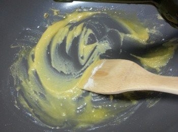 step8: 加入少許白餐酒炒勻