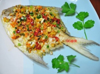 step8: 最後將爆香料鋪在香酥的白鯧魚上層，加點香菜裝飾就完成囉!