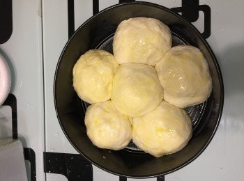 step2: 把麵團放進焗爐發酵60分鐘（由於本人焗爐有發酵功能），差不多大一倍便可取出做成，入爐前掃上少許蛋汁。