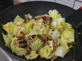 step4: 加水及調味汁料兜炒，