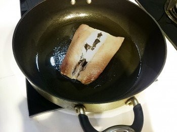 step2: 熱一油鍋，有皮的那面先煎，因為魚肚油質多易油爆。
