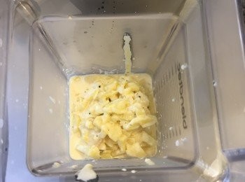 step4: 把蘿蔔和部份牛奶加入攪拌機中，攪成醬汁。如太杰身，加入少許煮蘿蔔的牛奶。用隔篩隔走粗粒。保溫備用。