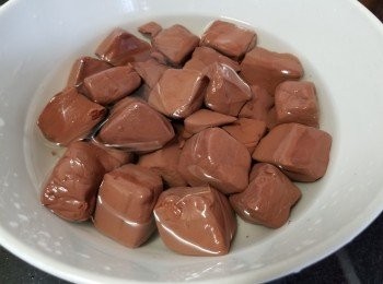 step1: 豬紅，稍為沖洗後，用少少鹽水浸泡入味