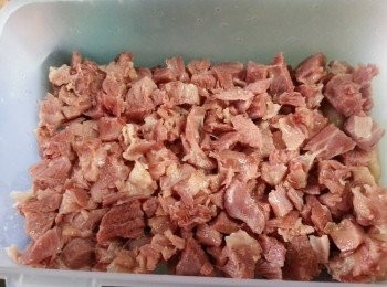 step7: 再放上肉粒佈滿盒子，備用