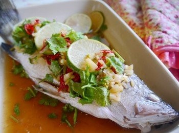 step3: *將蔥段，薑片取出後，淋上<span class="group_2">調味</span>醬汁續蒸3-5分鐘入味。
*上桌前灑上香菜葉以及檸檬片<span class="group_3">裝飾</span>。