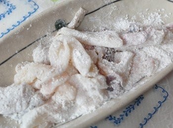 step3: 再均勻的沾裹地瓜粉