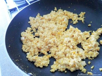 step3: 開中火，將鍋子裡的油預熱後，把豆腐加入鍋子裡炒。炒大約4-5分鐘至到豆腐熟透即可。