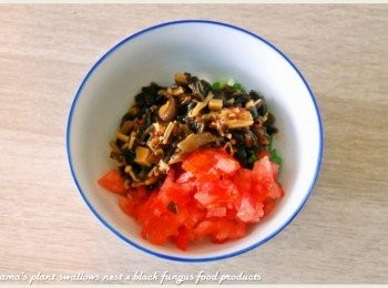 step4: 青檸酸辣黑菇醬自玻璃罐中夾出，用菜刀剁碎，與番茄丁一同放入碗中。